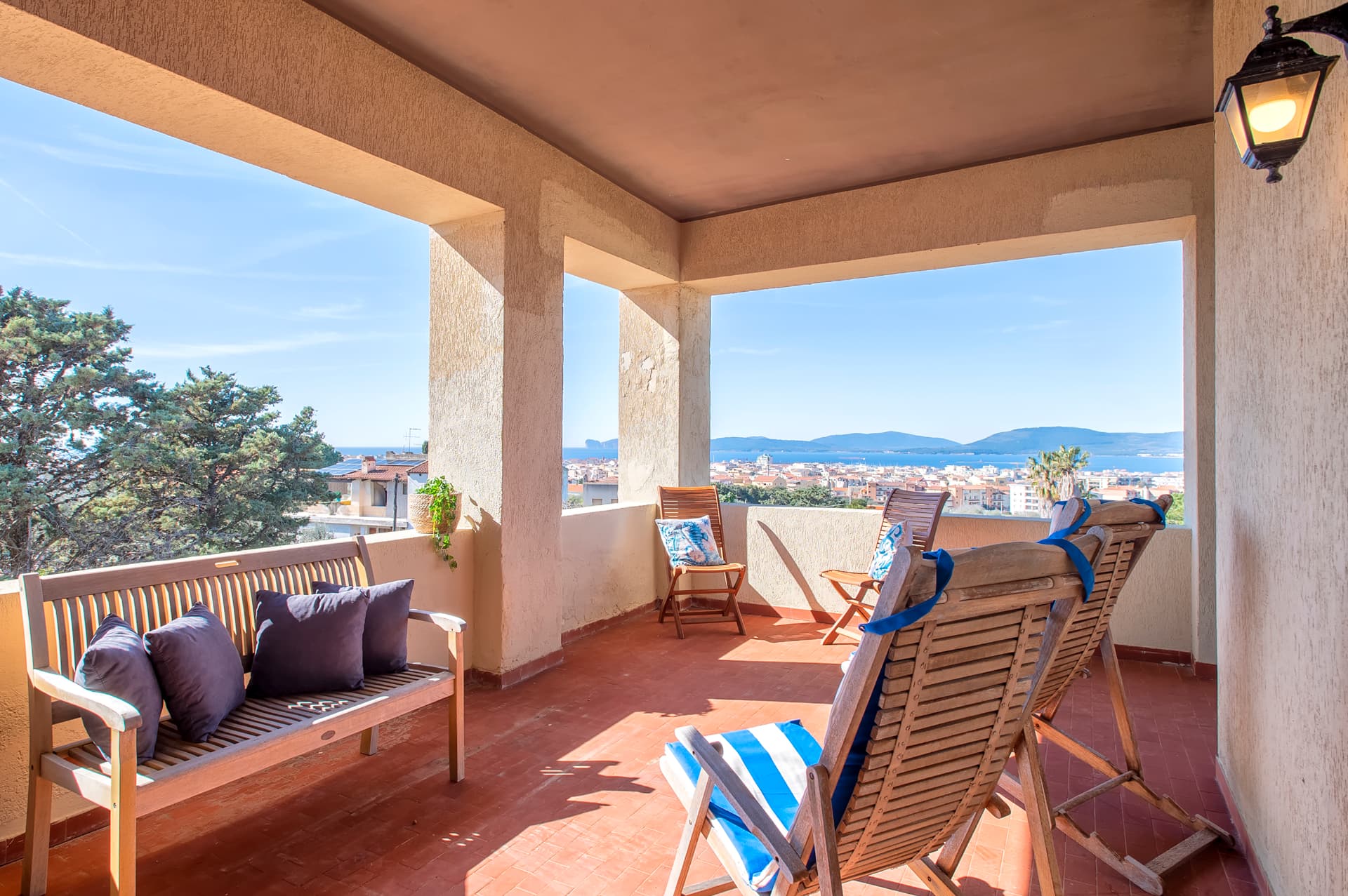 La terrazza di Villa Contessa affacciata sul mare di Alghero